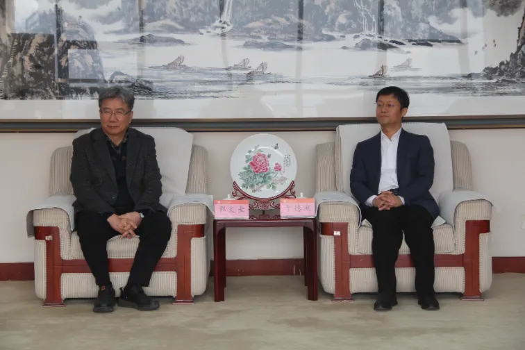 Shandong LANO E sebelisana le Moprofesa KWAK, Moon Kyu, Ph.D.le Moemedi Liang Tongho ho tswa Dongguk University, Korea Borwa ho Phetha Phapanyetsano le Tshebedisano Lefapheng la Taolo ya Lerata le Univesithi ya Shandong Jianzhu.